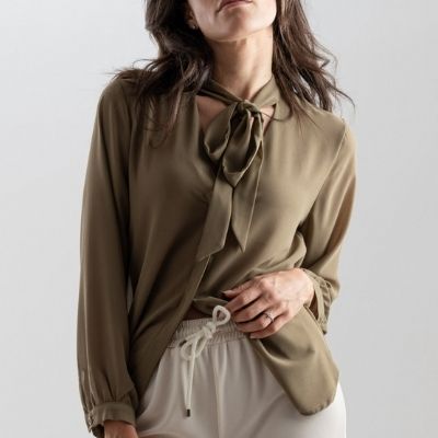 camicia-con-collo-fiocco-color-verde-militare